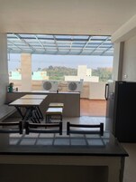 Frigorífico, microondas, horno y placa de cocina