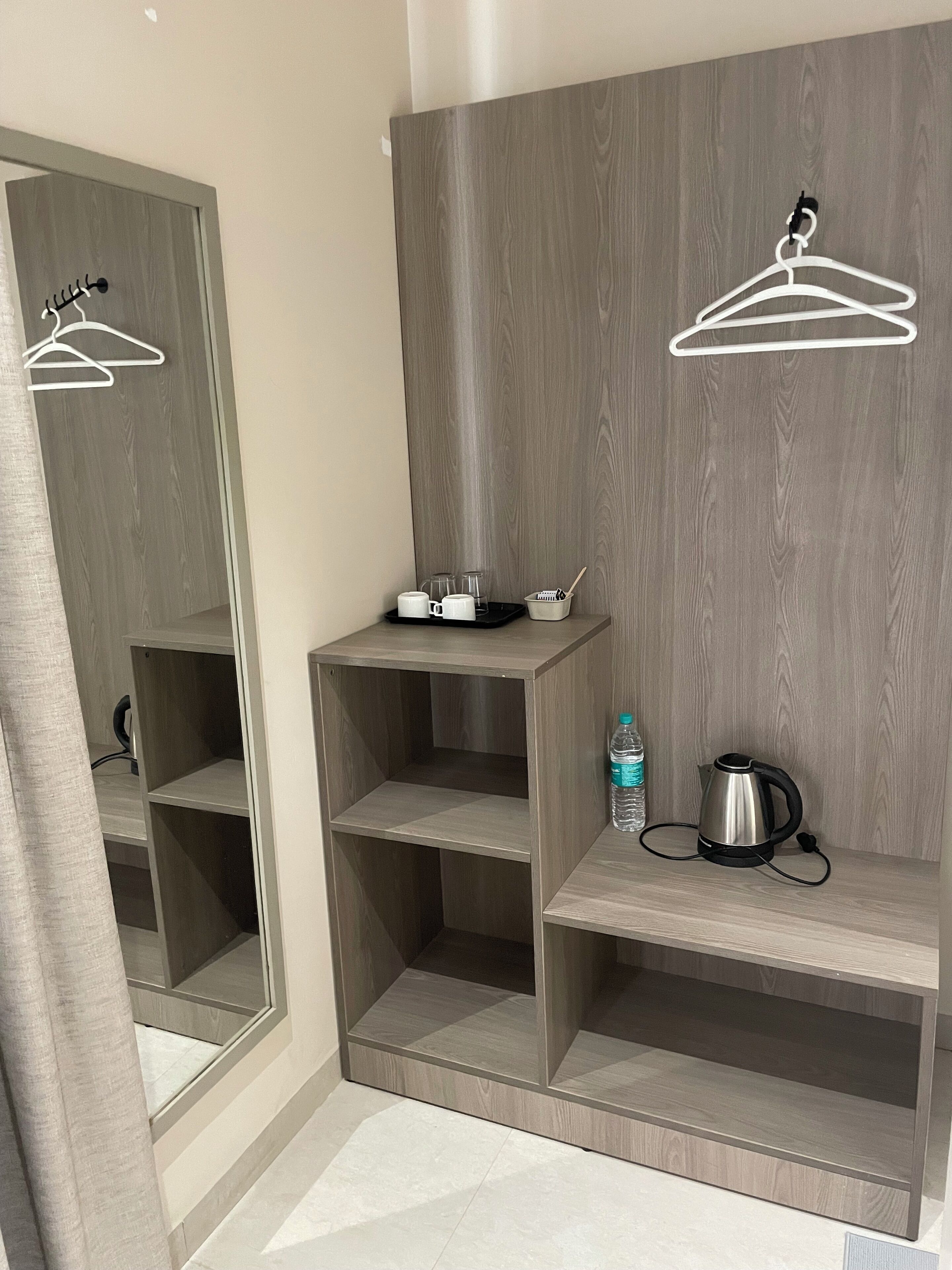 Quarto casal luxo, vista para a cidade | Escrivaninha, espaço de trabalho para notebook, cortinas blackout