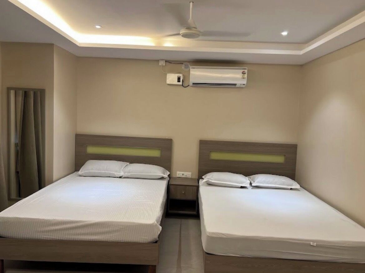 Deluxe négyágyas szoba, kilátással a városra | Íróasztal, laptophoz jól használható munkafelület és sötétítőfüggöny