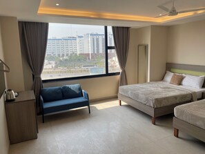 Quarto quádruplo luxo, vista para a cidade | Escrivaninha, espaço de trabalho para notebook, cortinas blackout