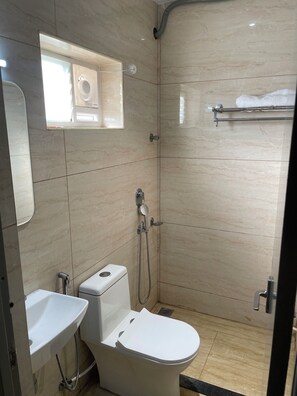 Zuhanyzó, ingyenes piperecikkek, hajszárító és törölközők