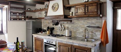 Een microgolfoven, een oven, een kookplaat, een vaatwasser