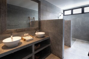 Shower, jetted bath, hair dryer, bidet - Absolute paradise and still has the charm of a luxury Balinese villa (Badung)