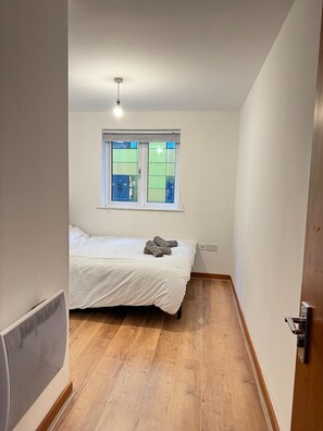 Iron/ironing board, Internet, bed sheets - Luxury 2BR/2BA Canary Wharf Apartment w/ Balcony (Greater London)