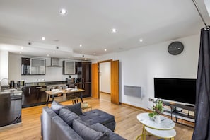 A modern apartment with a kitchen, dining area, living room, and a TV. - Luxury 2BR/2BA Canary Wharf Apartment w/ Balcony (Greater London)