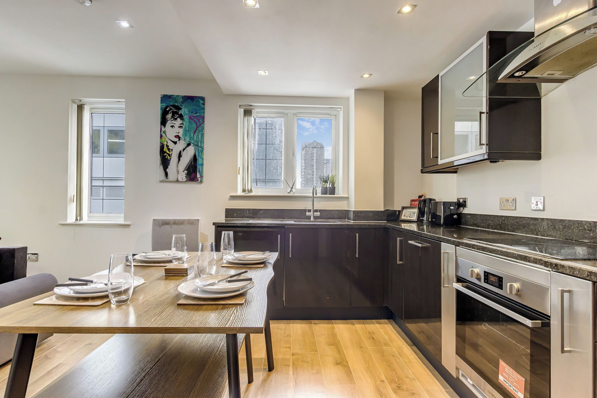 Réfrigérateur, micro-ondes, four, plaque de cuisson