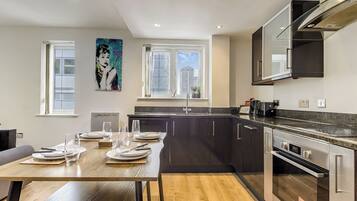 Frigorífic, microones, forn i placa de cuina