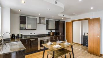 Een koelkast, een magnetron, een oven, een kookplaat