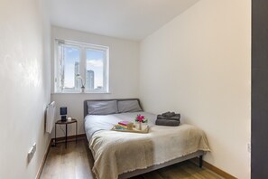 Een strijkplank/strijkijzer, internet, beddengoed