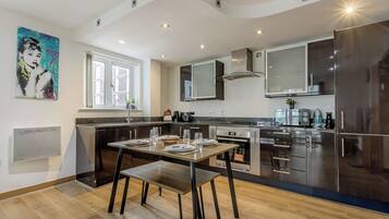 Kühlschrank, Mikrowelle, Ofen, Herdplatte