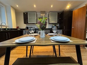 Dining - Luxury 2BR/2BA Canary Wharf Apartment w/ Balcony (Greater London)