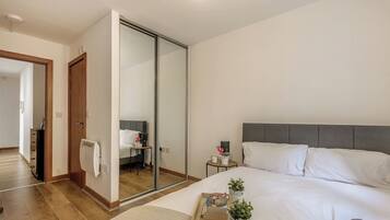 Iron/ironing board, internet, bed sheets