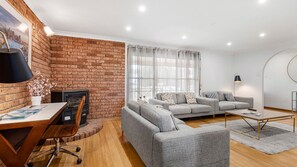 TV connectée, livres, chaîne hi-fi