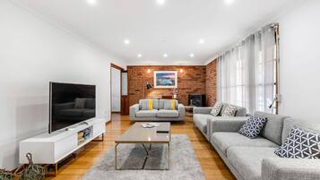 Smart-tv, boeken en een stereo