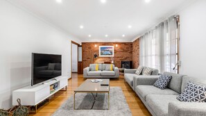 TV connectée, livres, chaîne hi-fi