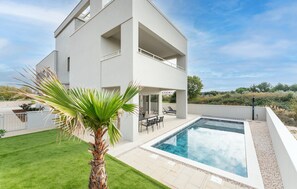 A modern two-story house with a swimming pool, outdoor seating, and a well-maintained lawn. - Villa Suton u Zatonu Zadarvillas (Nin)