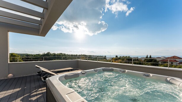 A hot tub on a deck with a clear view of the surrounding landscape. - Villa Suton u Zatonu Zadarvillas (Nin)