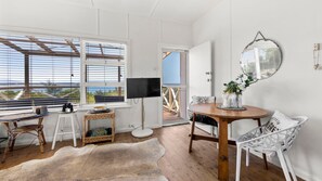 Dining - Moon Gate at Culburra - Pet Friendly Absolute Beachfront (Culburra Beach)