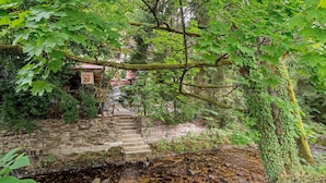Una escalera de piedra conduce a un edificio con un letrero que indica el número de habitación 22.