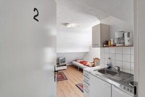 Refrigerador, microondas, parrilla de estufa y cafetera y tetera 