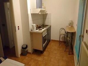 Køleskab, mikrobølgeovn, ovn, kogeplade