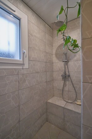 Shower, hair dryer, towels, soap - 3-bedroom Landaise house on the Arcachon Basin, set in 900m2 of garden. (Mios)