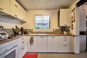 Een koelkast, een oven, een kookplaat, een vaatwasser