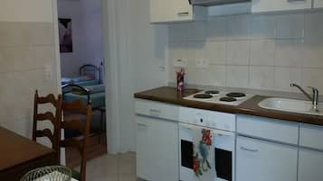 Kühlschrank, Mikrowelle, Herdplatte, Wasserkocher mit Kaffee-/Teezubehör