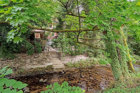 Property grounds. Apartment '6' with Shared Terrace and Wi-Fi