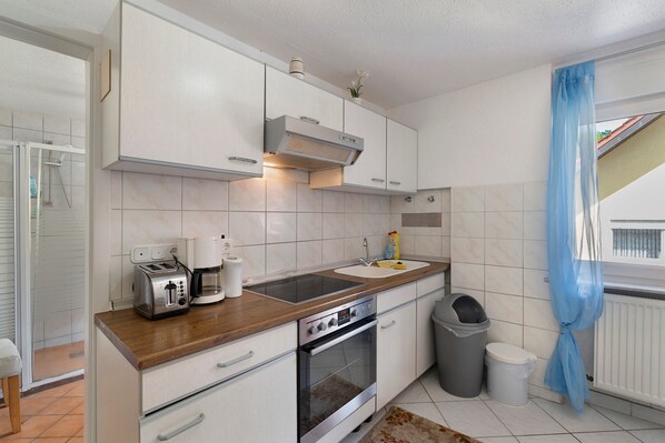 Jääkaappi, mikroaaltouuni, uuni, liesi