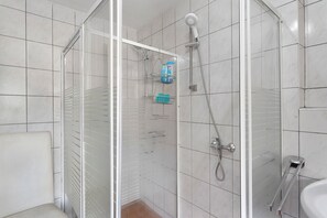 Shower, towels