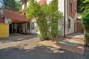 Exterior - Room '3' with Shared Terrace and Wi-Fi (Baden-Baden)