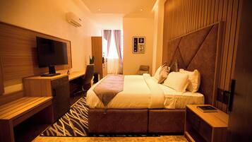 In-room safe, desk, laptop workspace, free WiFi
