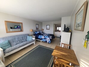 1 bedroom, free WiFi, bed sheets - Bogue Shores Ground floor Studio condo-queen bed, 3 min walk to beach, near pool (Atlantic Beach)