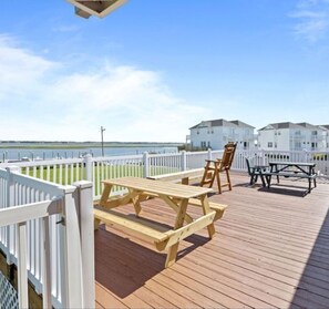 Outdoor dining - Bogue Shores Ground floor Studio condo-queen bed, 3 min walk to beach, near pool (Atlantic Beach)