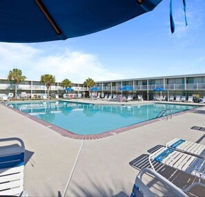 Pool - Bogue Shores Ground floor Studio condo-queen bed, 3 min walk to beach, near pool (Atlantic Beach)