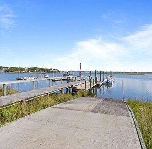 Marina - Bogue Shores Ground floor Studio condo-queen bed, 3 min walk to beach, near pool (Atlantic Beach)