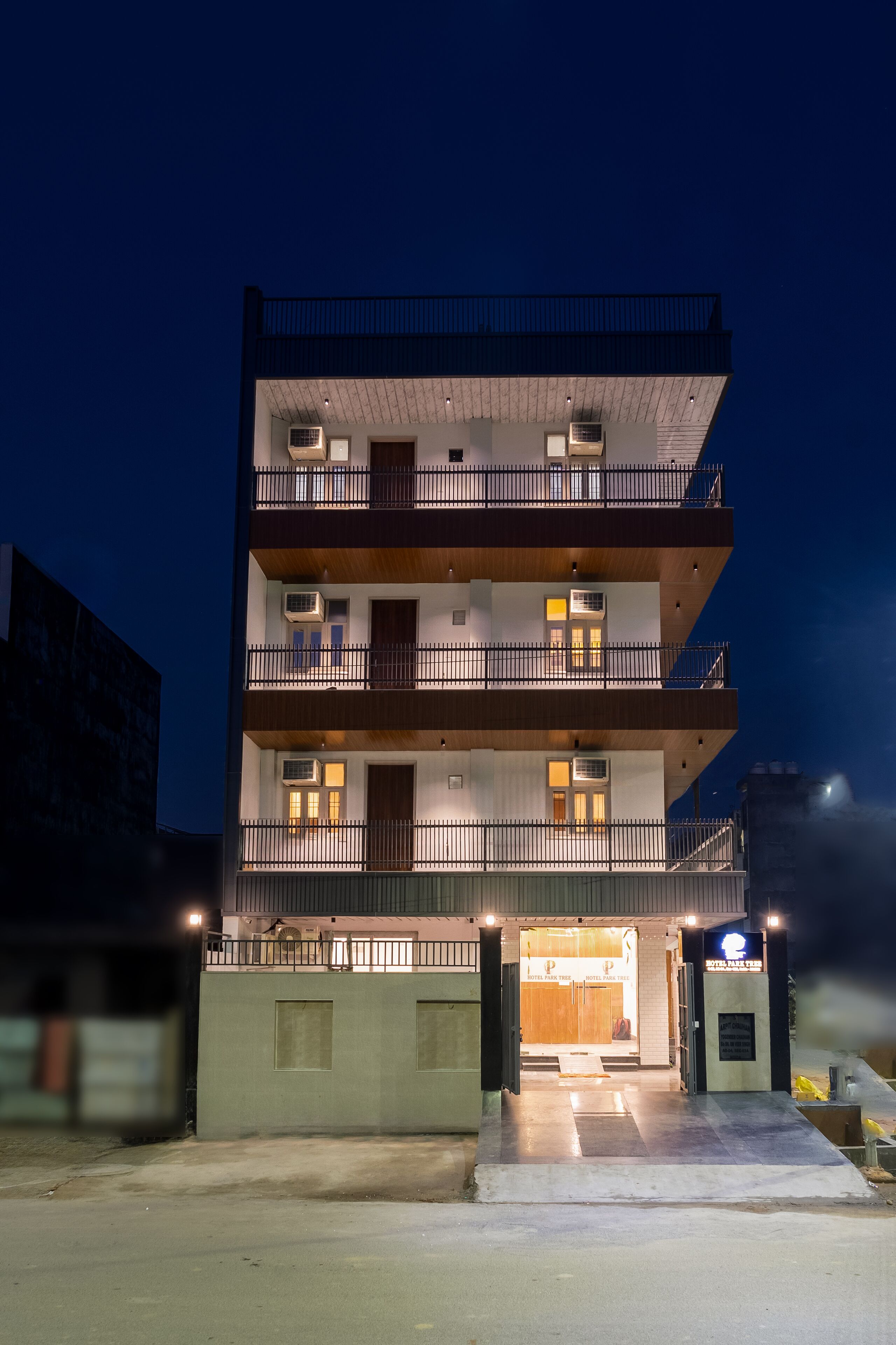 Fachada de la propiedad por la tarde o noche