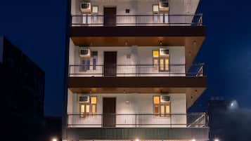 Fachada de la propiedad por la tarde o noche