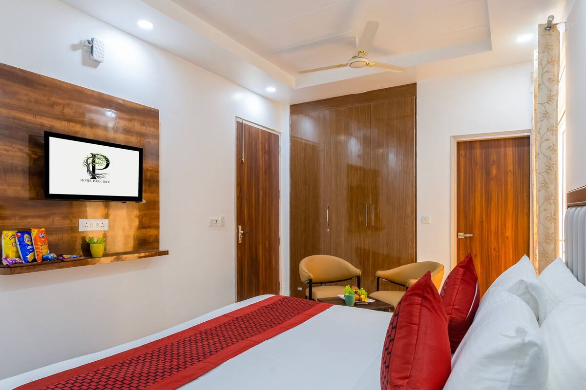 Desk, laptop workspace, free WiFi