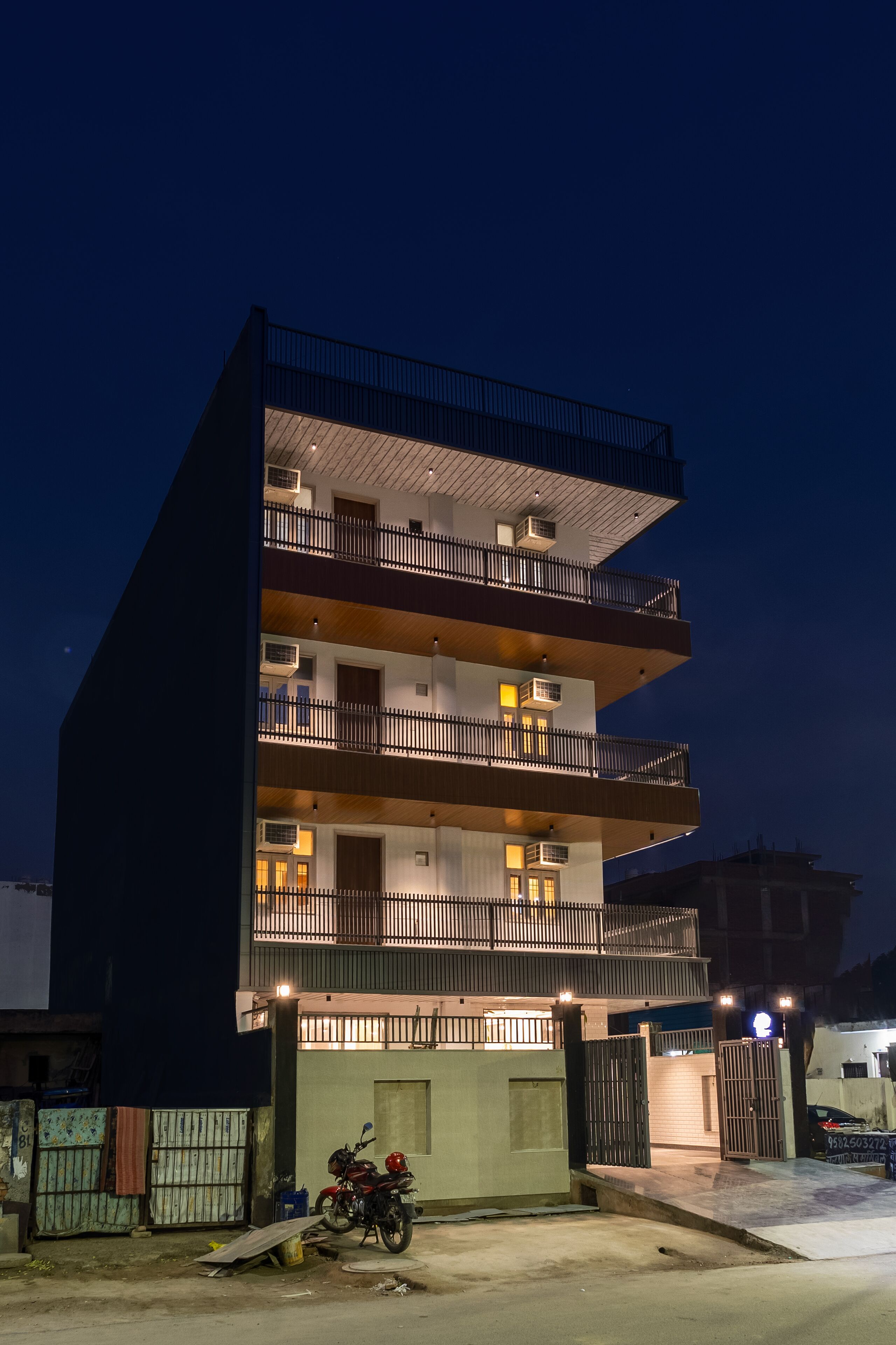 Fachada de la propiedad por la tarde o noche