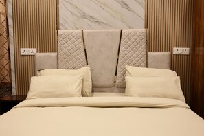 Escritorio, espacio para trabajar con laptop y wifi gratis 