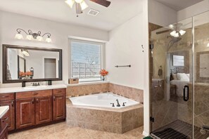Shower, hair dryer, towels, shampoo - Spacious 4BR/3BA with Yard, Mins to LakeLewisville (Hickory Creek)