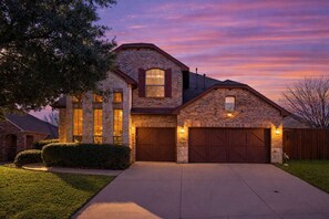 Exterior - Spacious 4BR/3BA with Yard, Mins to LakeLewisville (Hickory Creek)