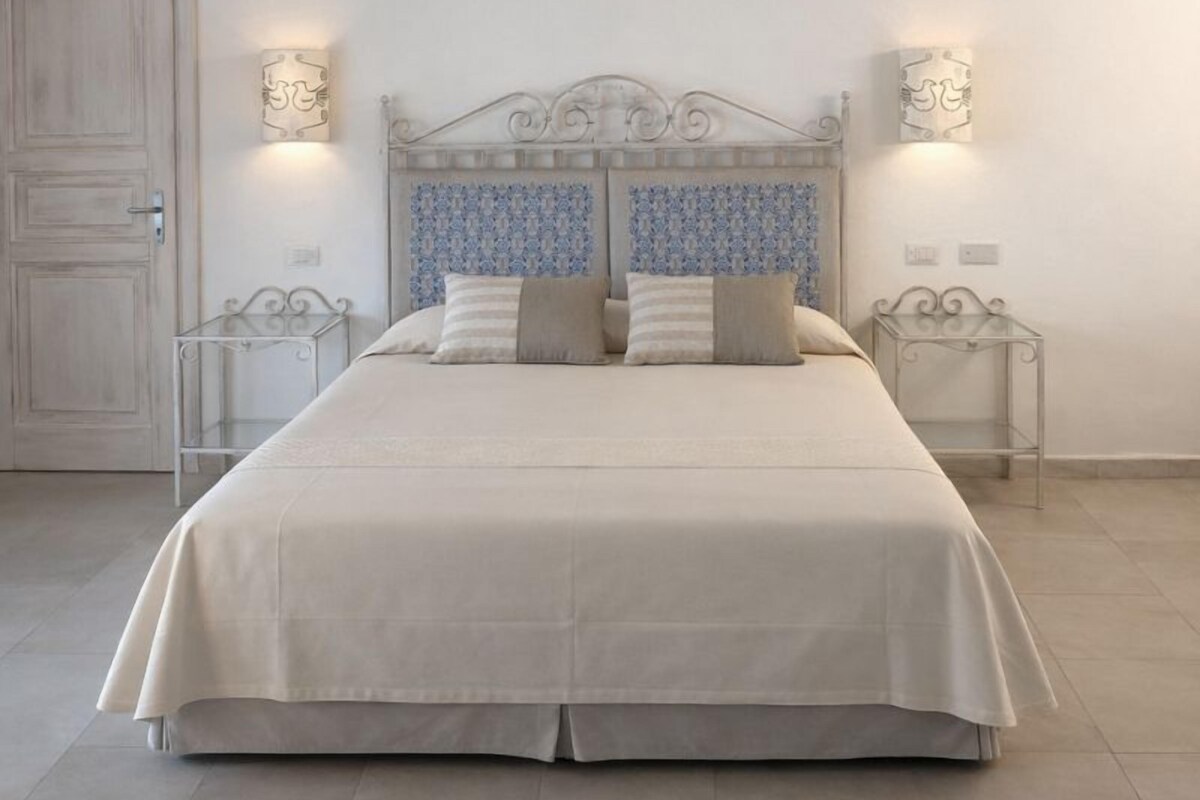 Comfort Double Room | In-room safe, bed sheets