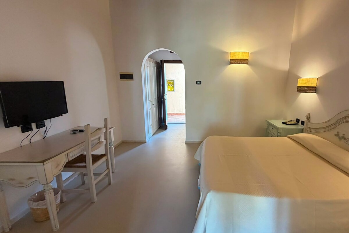 Standard Double Room | In-room safe, bed sheets