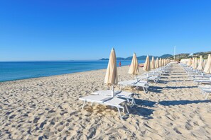 Private beach, white sand, beach bar - Valtur Sardegna - Eos Costa Rei  (Costa Rei)