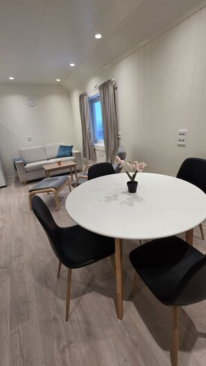 Dining - Arctic Nine - Sentralt hus på øya (Tromsø)