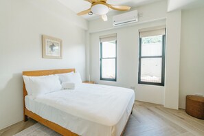 2 chambres, fer et planche à repasser, lit de bébé portatif