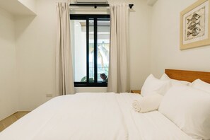 2 chambres, fer et planche à repasser, lit de bébé portatif